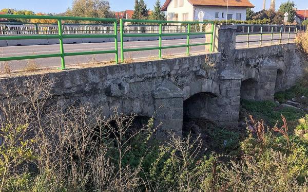 Silničáři kvůli havarijnímu stavu uzavřeli most přes Pilský potok v Dobříši