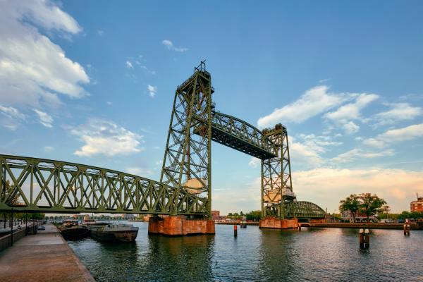 Rotterdam dočasně rozebere historický most kvůli proplutí Bezosovy jachty
